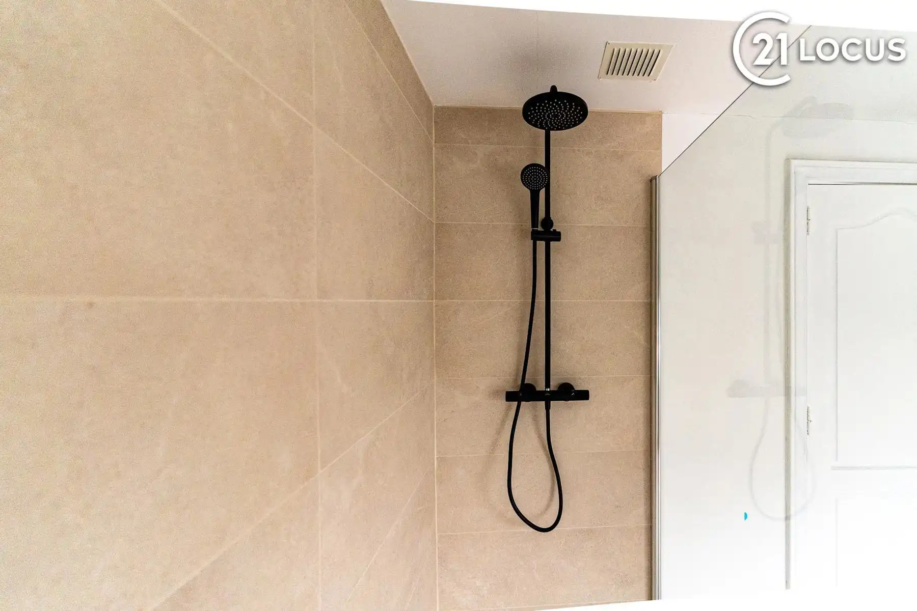 Ruime villa met 4 slpk, grote tuin en garage foto 12