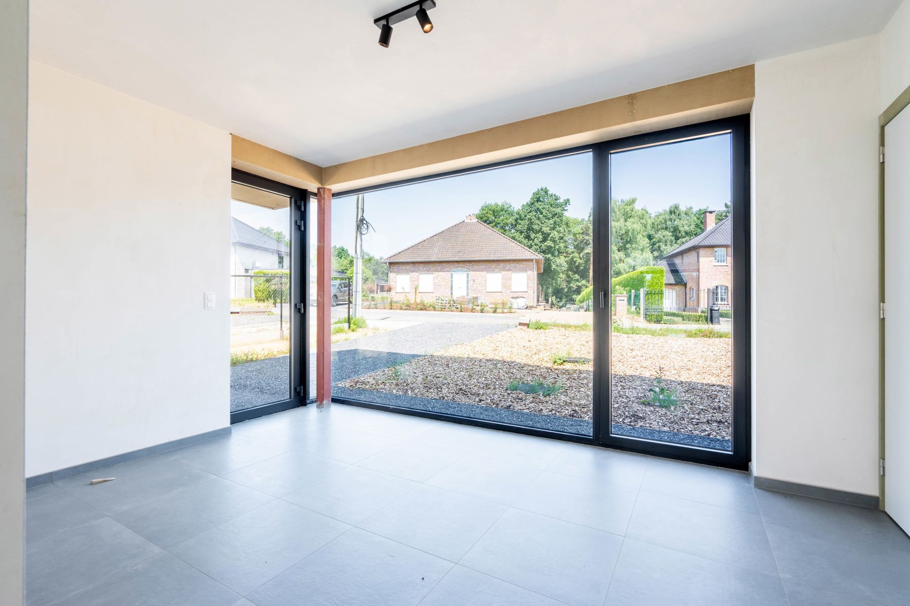 Prachtige nieuwbouwwoning in heel rustige straat te koop! foto 3