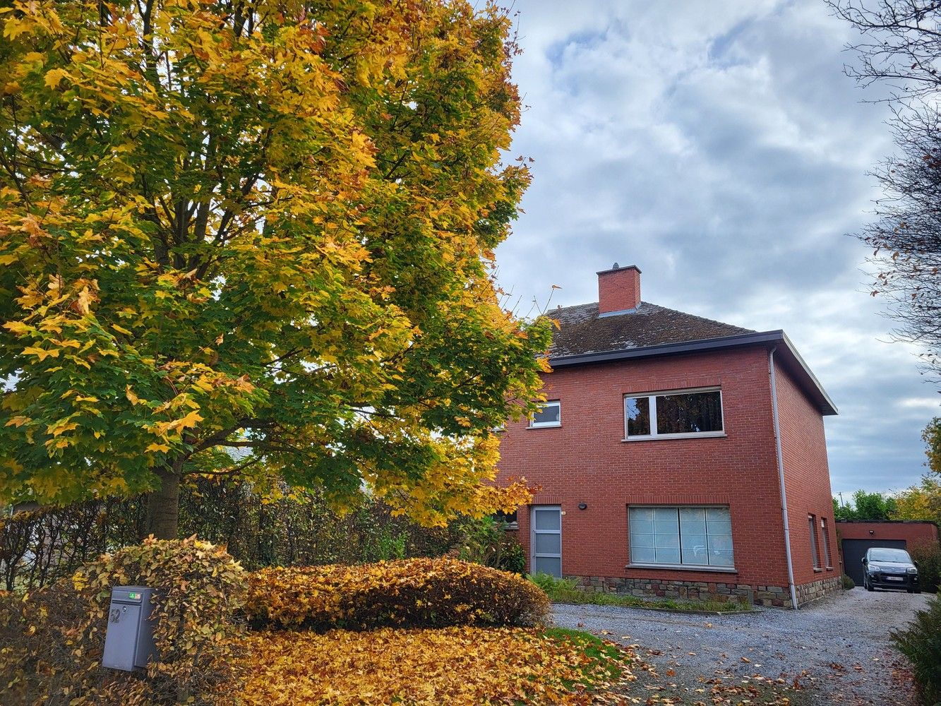 Instapklare gezinswoning, 3 slks, nieuwe keuken en badkamer met zuidgerichte tuin en garage op 607 m² foto 2
