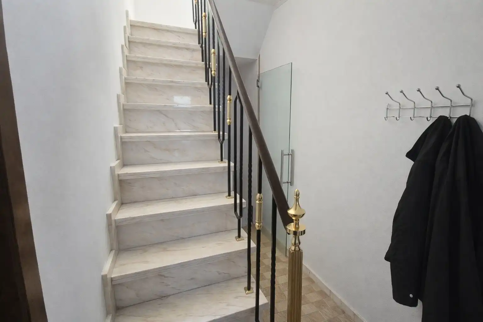 Prachtig gerenoveerde halfopen woning met 4 slaapkamers en garage nabij de Spuikom! foto 13