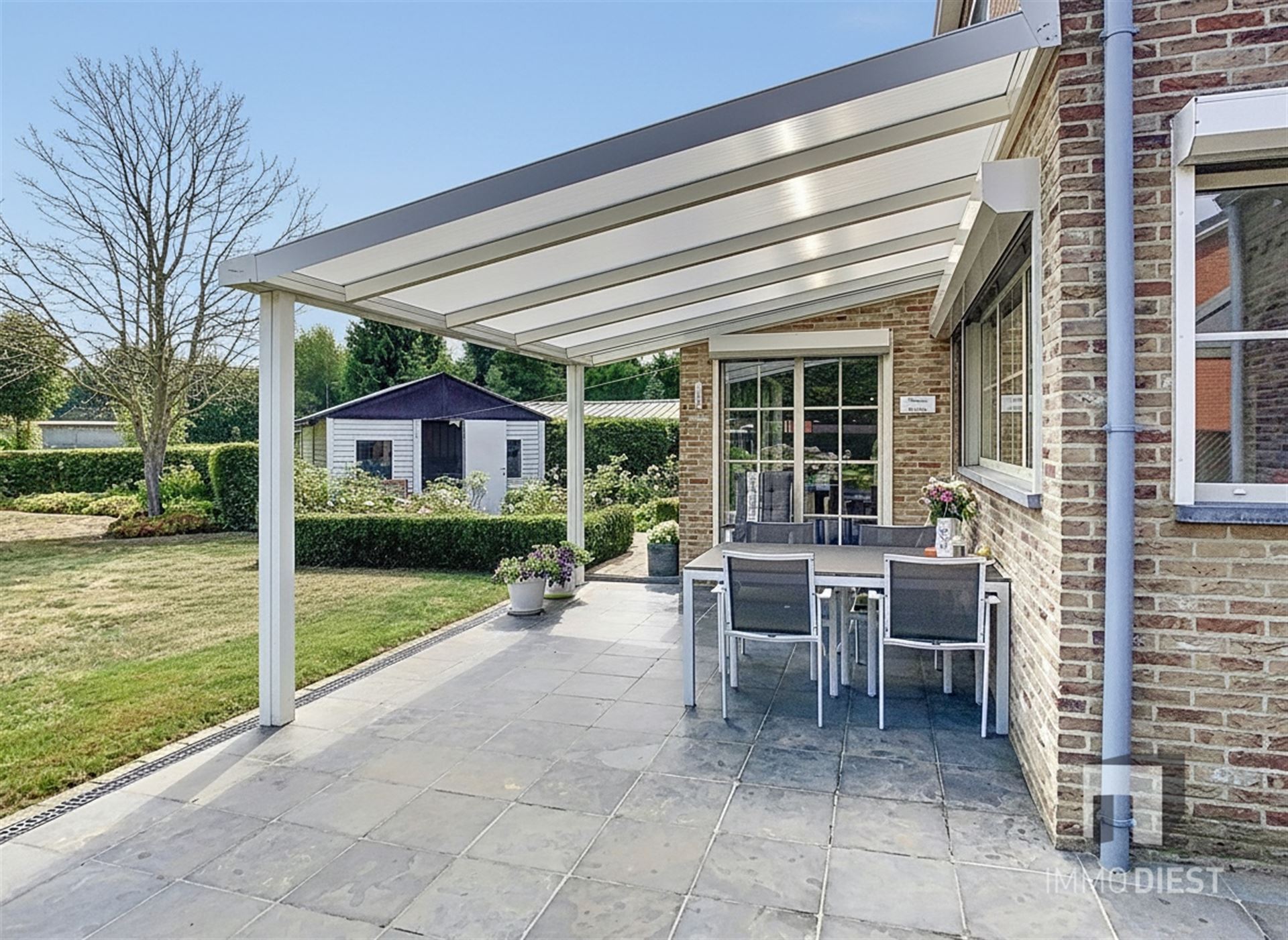 Aantrekkelijke en instapklare woning met 3 slaapkamers en prachtig aangelegde tuin op 12a 77ca. foto 32