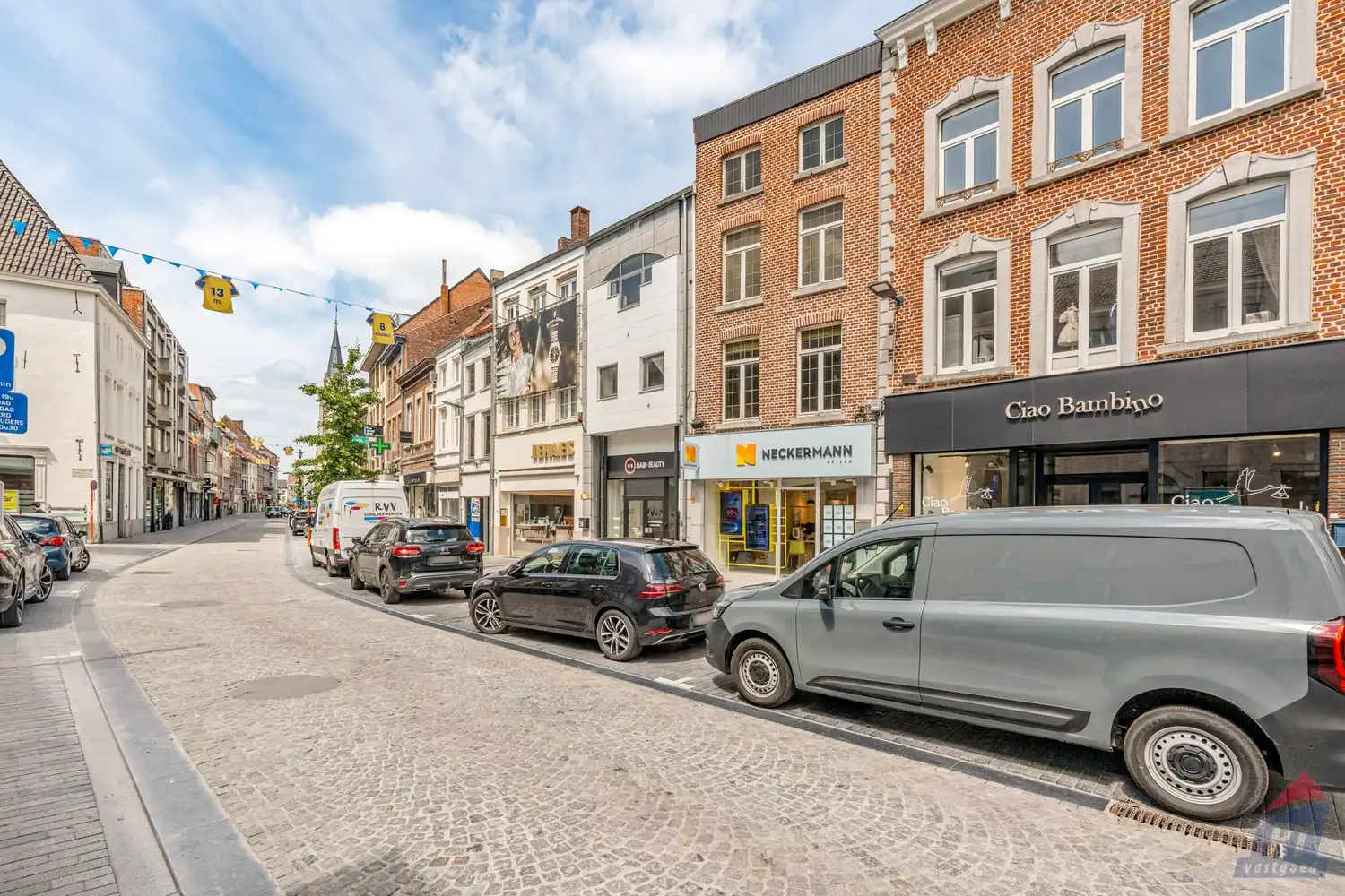 Unieke investeringskans op absolute toplocatie in het hart van Sint-Truiden! foto {{pictureIndex}}