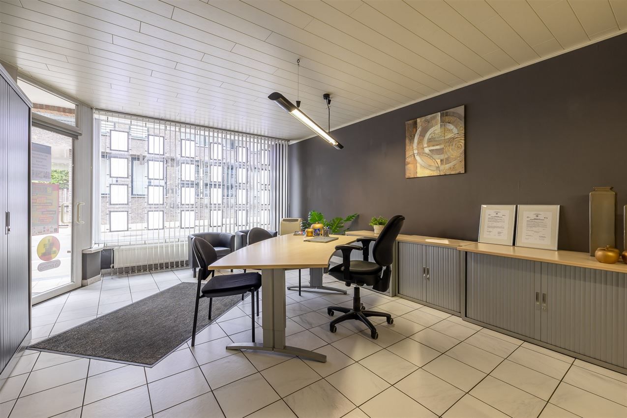 Verzorgd gebouw met handelszaak en 2 apt foto 44