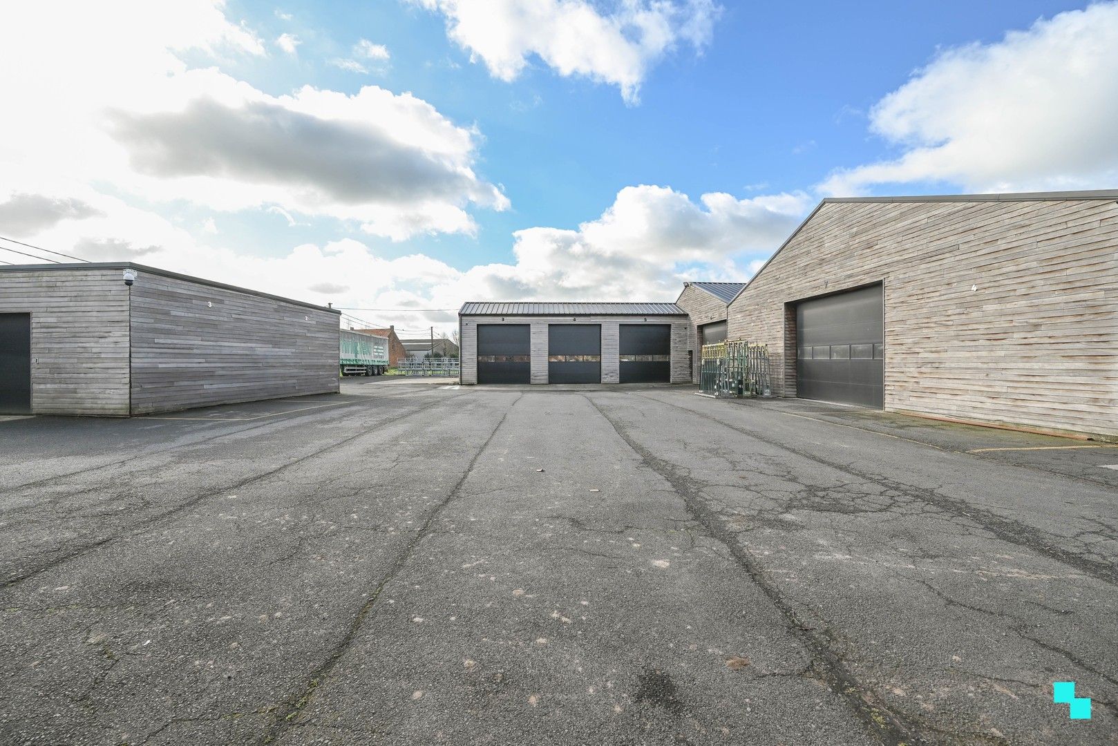 Landelijk gelegen woning met diverse loodsen foto 14