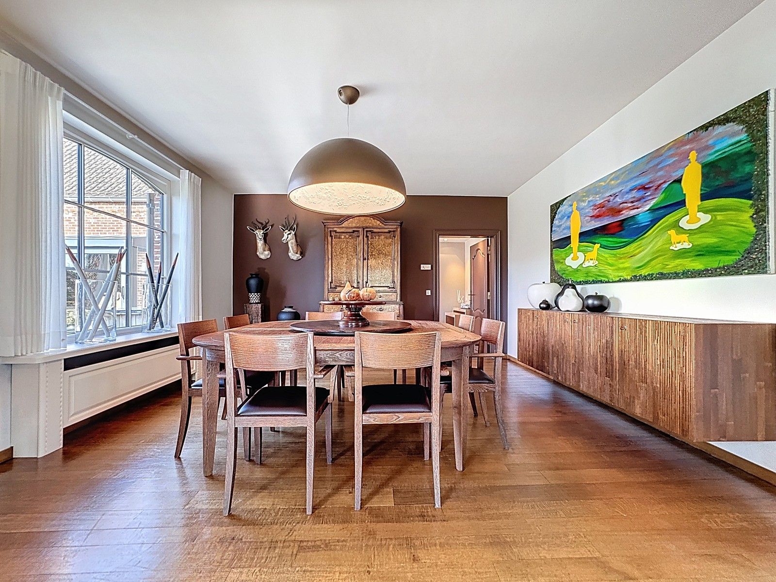 Instapklaar, luxueus afgewerkte VILLA (5 slpkms, dubbele garage, ...) met BIJGEBOUWEN (stallingen en bergplaats). Grondopp.: 2.814m2 + Optioneel : braakliggend stuk industriegrond. foto 13