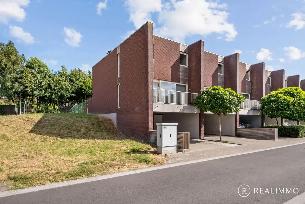 Recente halfopen bebouwing (2017) met tuin, terras en uitweg in rustige wijk foto 2