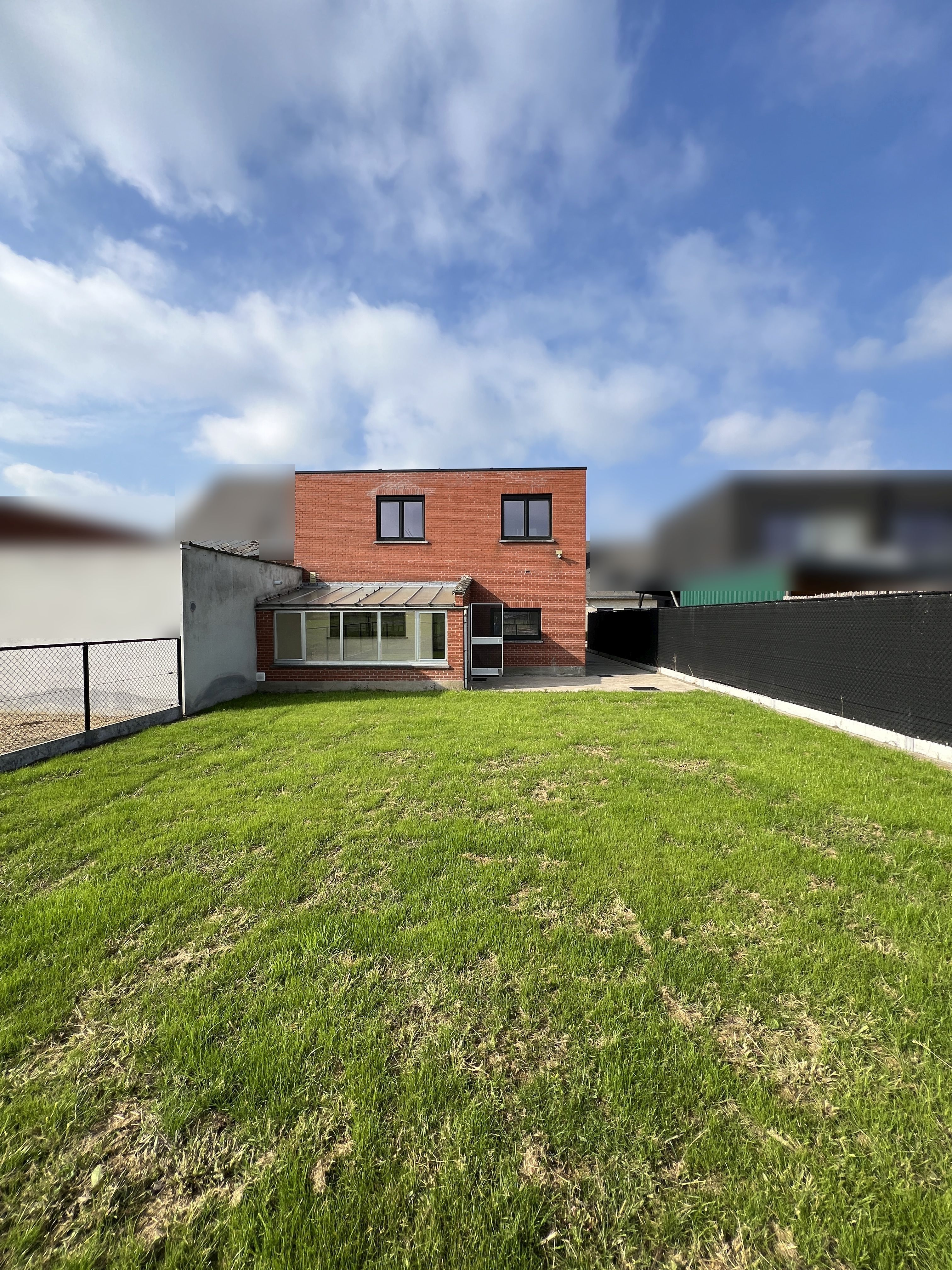 Volledig gerenoveerde energiezuinige driegevelwoning met 4 slaapkamers en tuin. foto 2