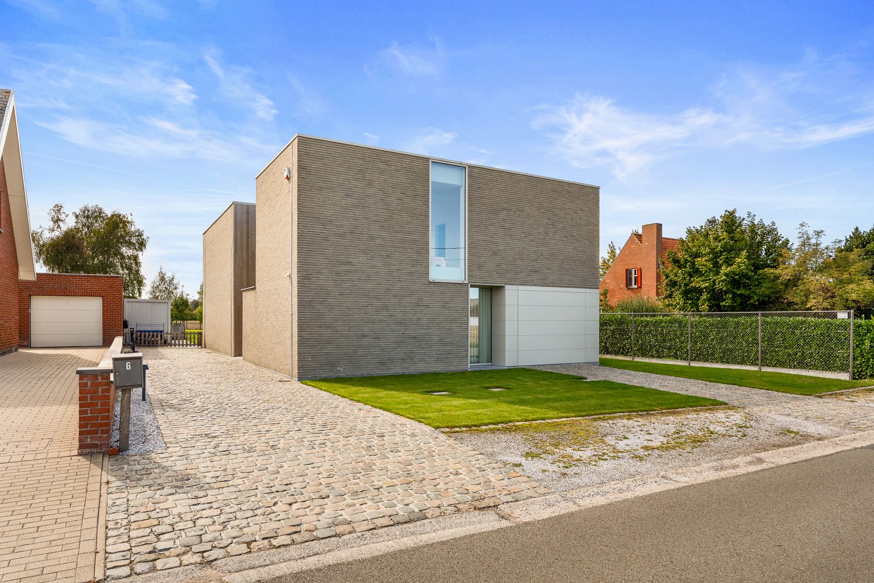 Strakke moderne 4 slpk. villa op ruim ZW perceel! foto {{pictureIndex}}