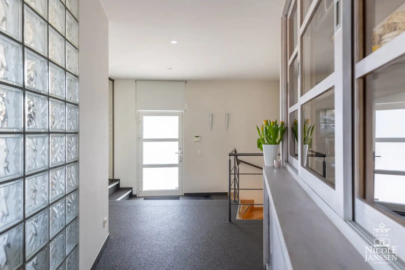 Zeer centraal gelegen en ruim ingedeeld duplex-appartement met mooi terras en garage foto 3