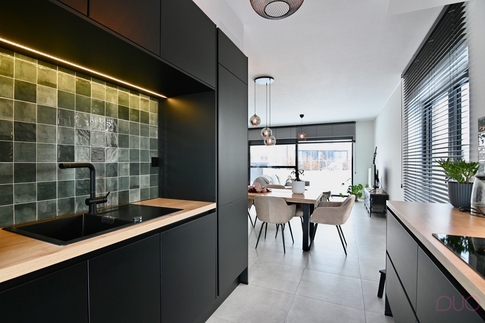 Instapklare halfopen bebouwing uit 2020 in Tongerse stadsrand. foto {{pictureIndex}}