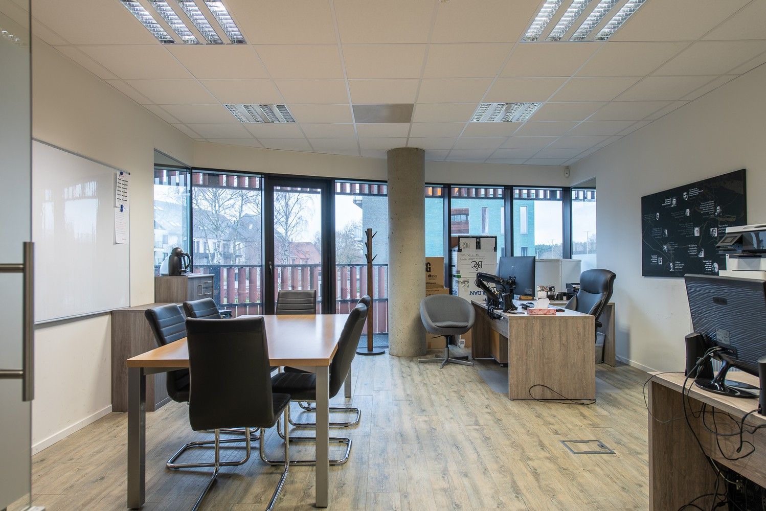 Volledig ingerichte en verhuurde kantoorverdieping in het zakelijke centrum van Genk (Botta-gebouw) foto 35