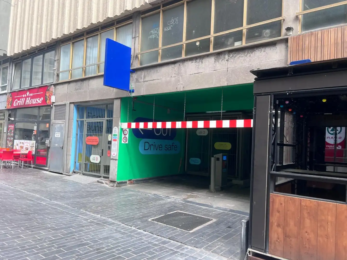Afgesloten garagebox te koop op niveau 5 in hartje Oostende! foto {{pictureIndex}}