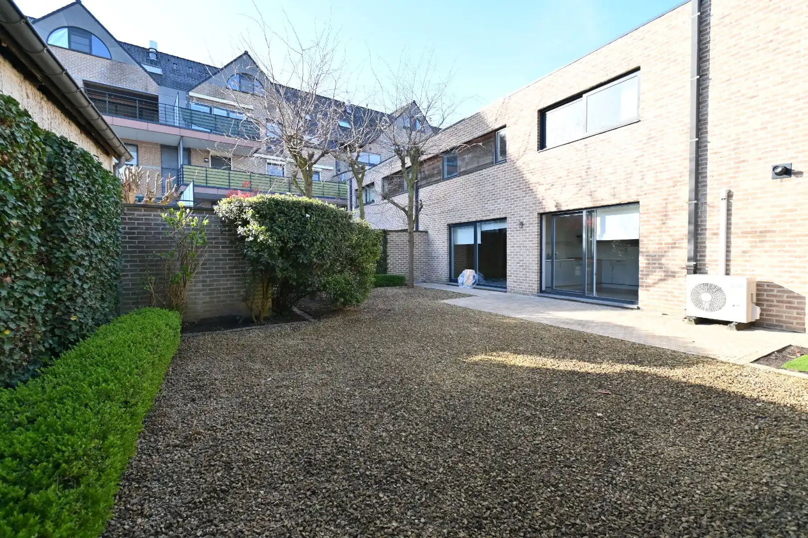 Degelijk 2-slaapkamer gelijkvloersappartement met autostandplaats + in hartje Bilzen foto 14