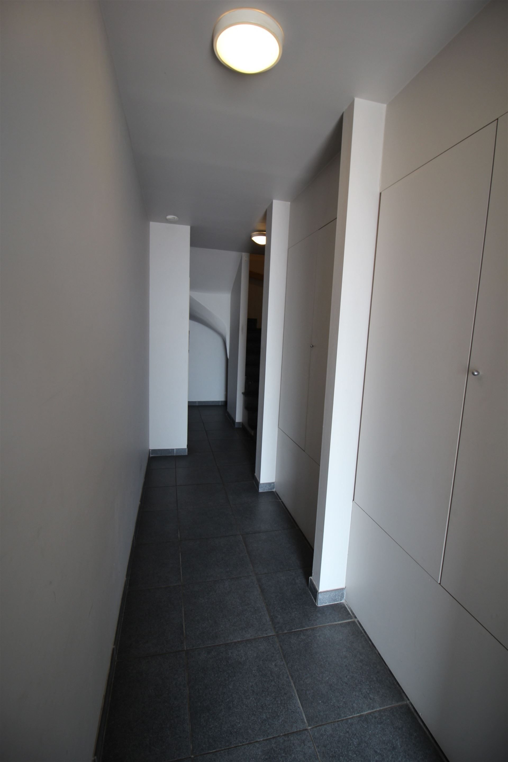 Gelijkvloers appartement met terras, tuin en garage. foto 5