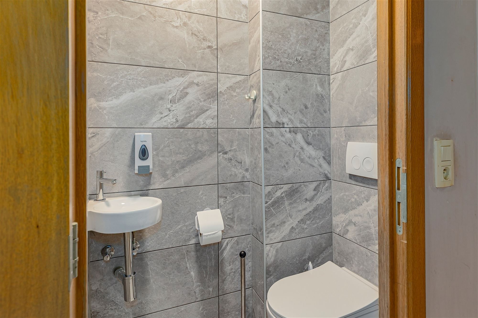 Mooi ingerichte woning met 4 slk, 2 badk en ruime stadstuin in Merksem foto 11