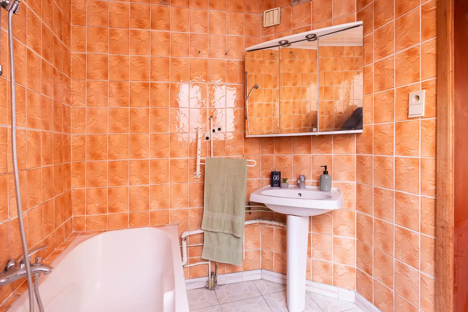 Woning met 6 slaapkamers, volledig naar eigen smaak renoveren foto 18