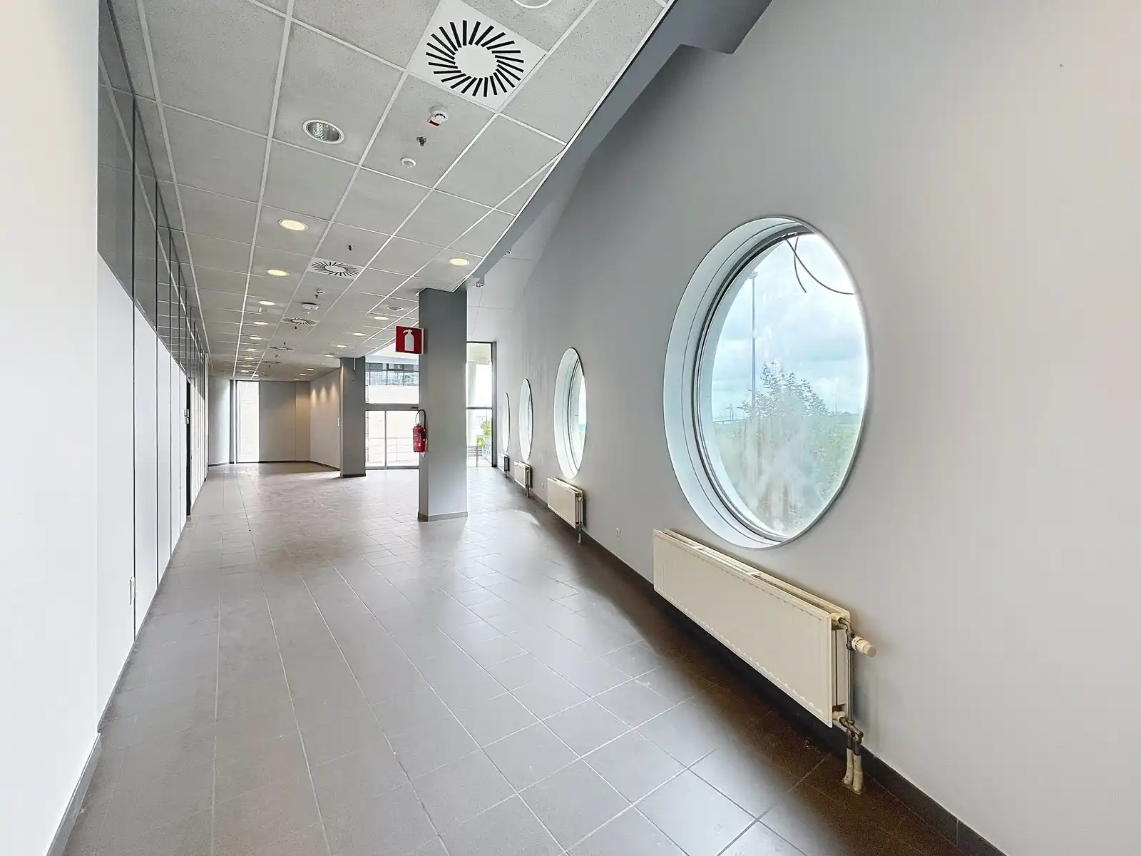 Goed gelegen LICHTRIJKE  kantoorruimte aan interessante voorwaarden nabij afrit Kortrijk-Oost E17. foto 9