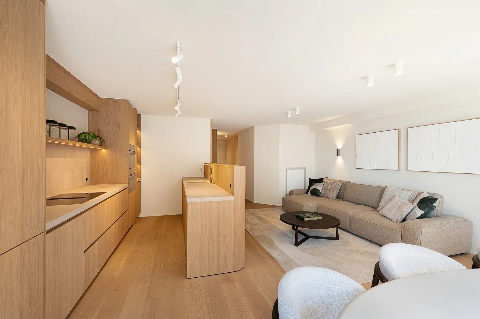 Gerenoveerd 3-slaapkamerappartement met frontaal zeezicht. foto 8