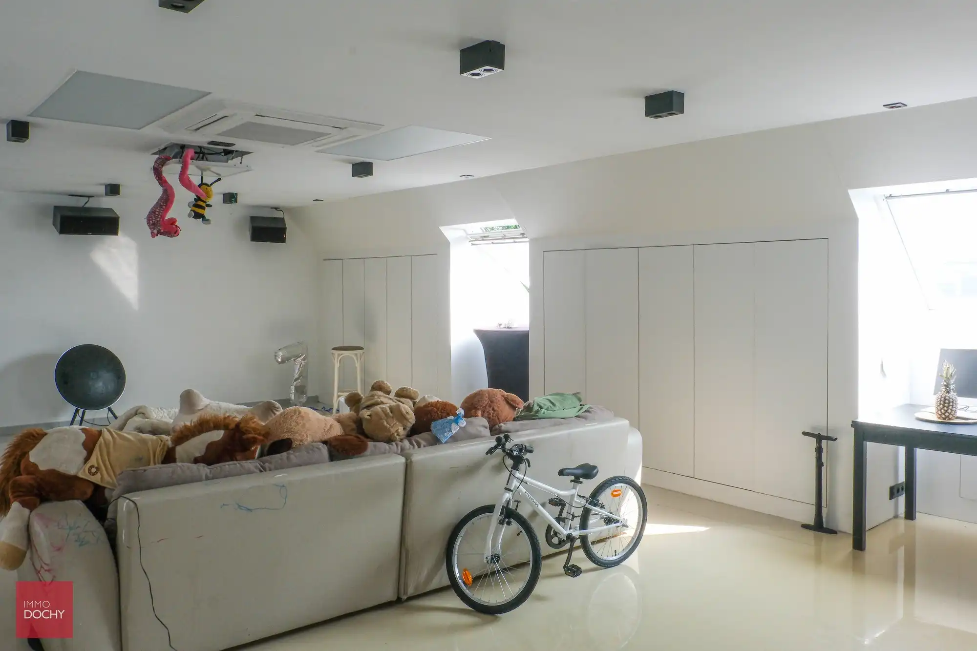 Commercieel gelegen kantoorcomplex met privé-woonst (villa) foto 10