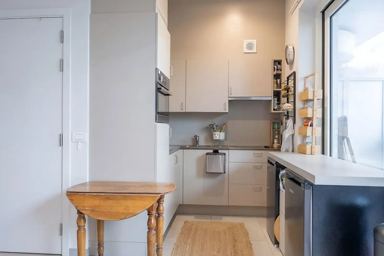 Instapklare serviceflat met 1 slaapkamer en terras op het gelijkvloers van een recente residentie in centrum Oostende. foto 2