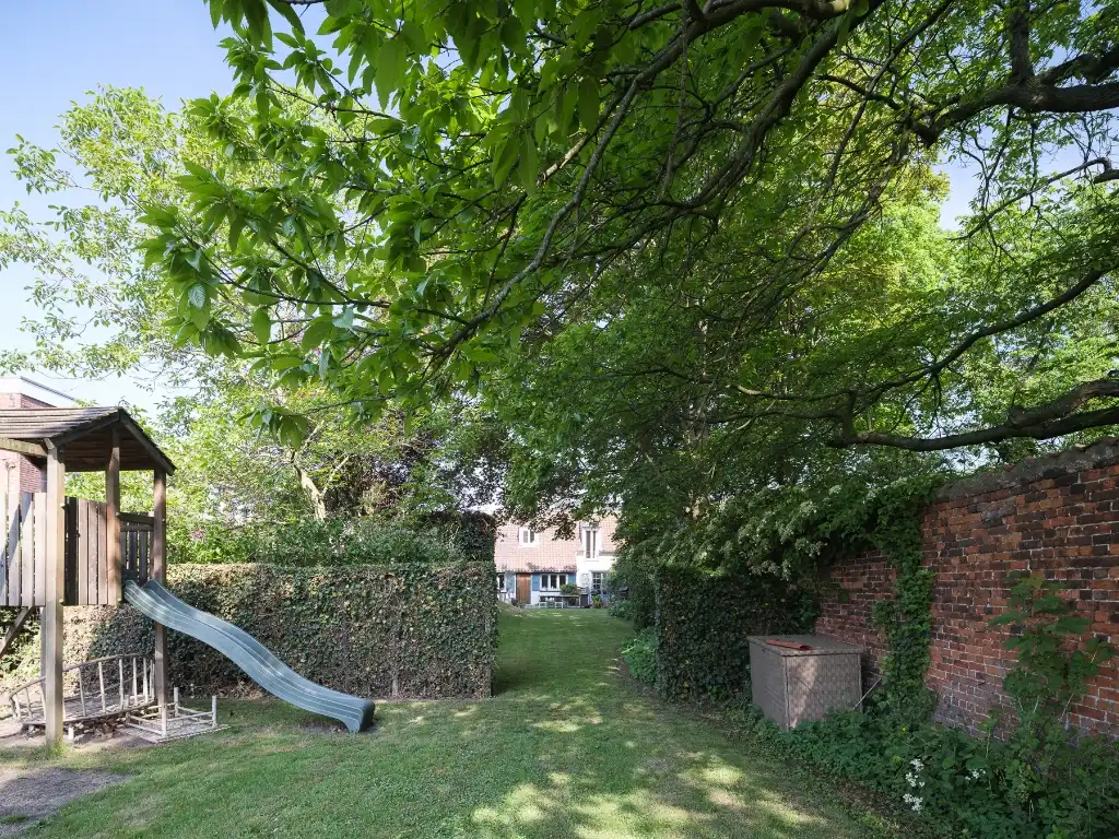 Charmante gezinswoning met oprit en dubbele garage op een rustig perceel van ca. 1632 m² foto 11