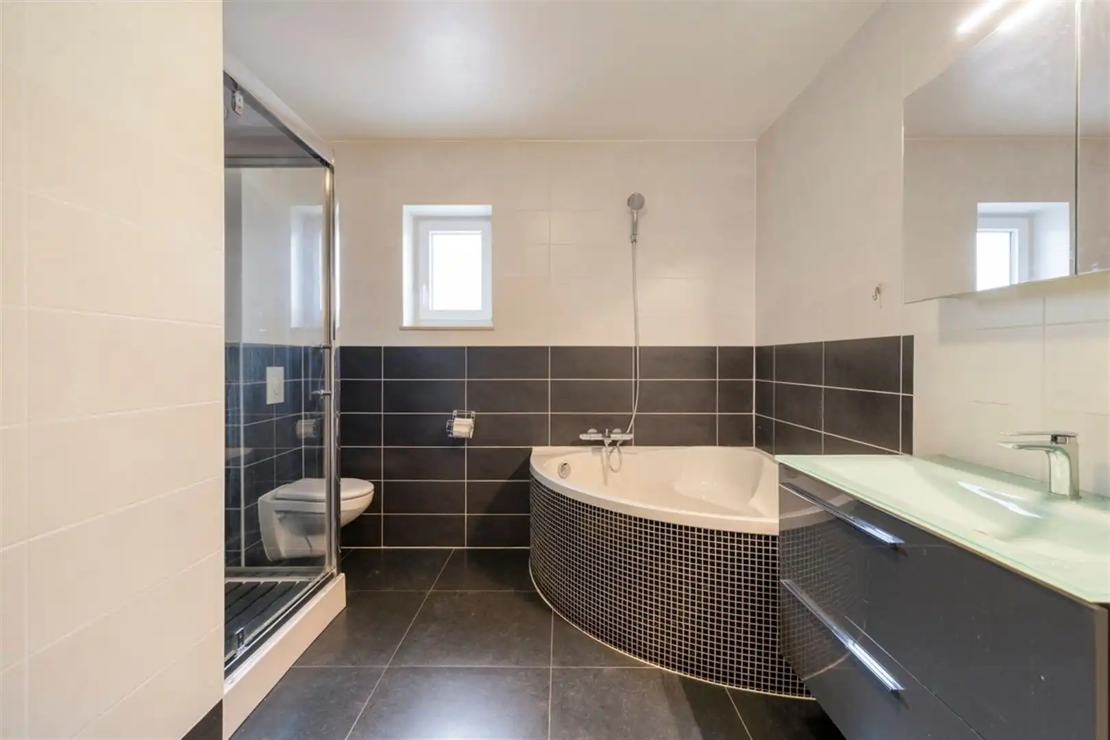 Uitzonderlijk ruime en toekomstgerichte woning met een indrukwekkende 358m² bewoonbare opp. EPC-label A. Residentiële woonwijk met winkels, scholen, horeca en andere voorzieningen vlakbij. foto 22