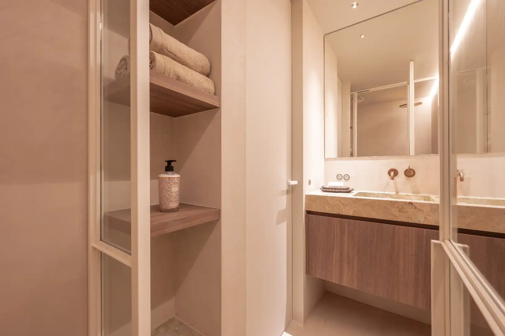 Luxueus gerenoveerd hoekappartement met terrassen en frontaal zeezicht foto 18