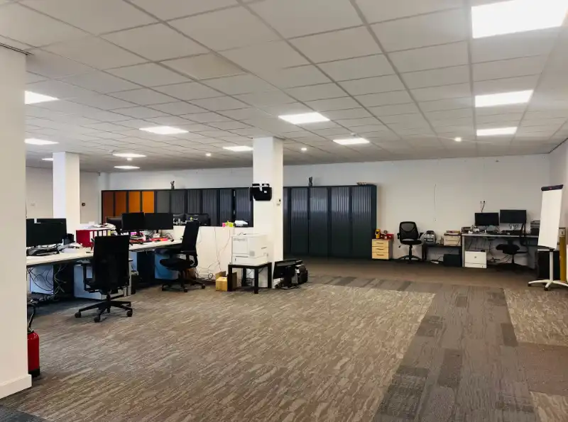 Magazijn met kantoor te huur foto 7