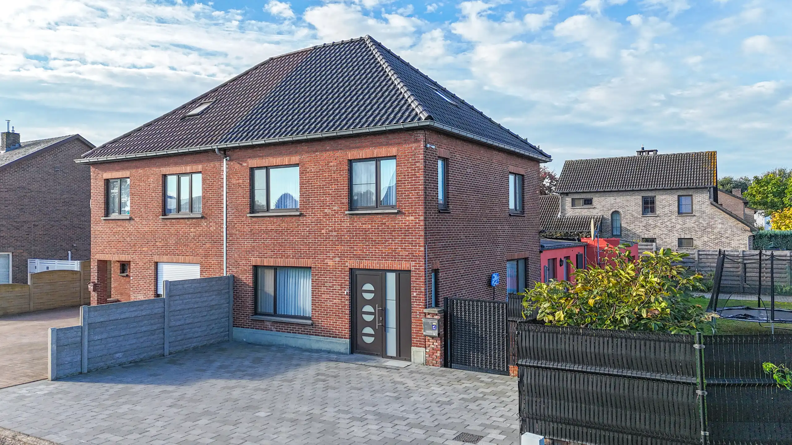 Hoofdfoto van de publicatie: Ruime woning met 3slpk, tuin en garage op toplocatie!