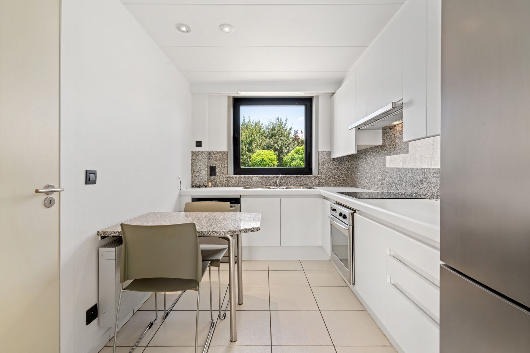 Instapklare halfopen bebouwing met drie slaapkamers! foto 4