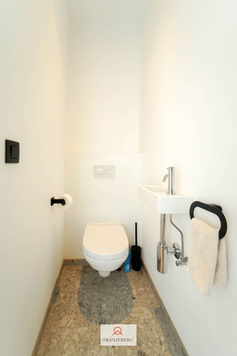Lichtrijk en gerenoveerd 2 slpk appartement met terras foto 26