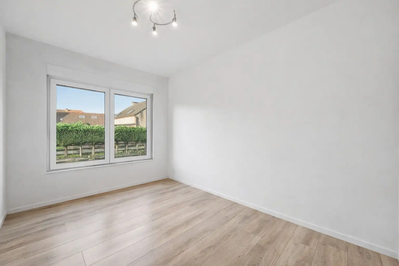 Ruime gezinswoning met ruime tuin en aparte garage foto 10