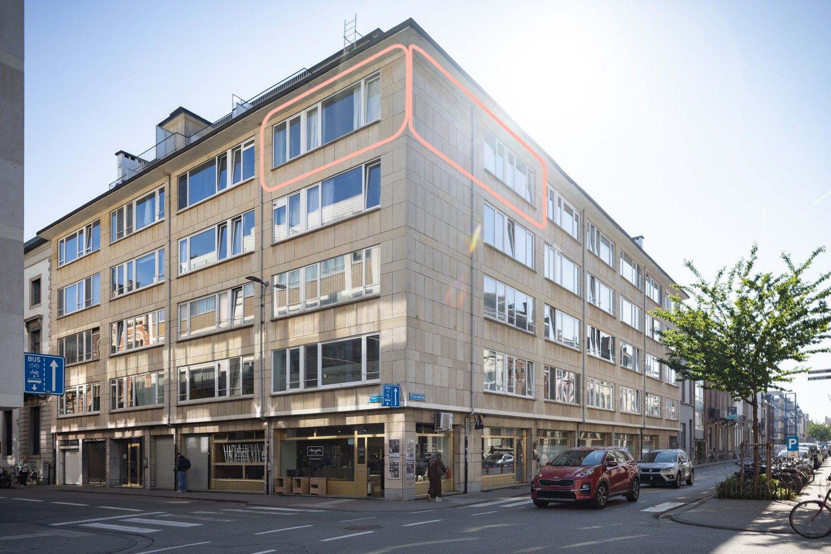 Erg lichtrijk hoekappartement op centrumlocatie foto {{pictureIndex}}