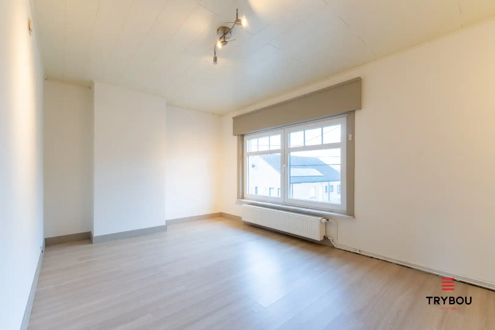 Instapklare gezinswoning met 4 slaapkamers, ruim terras en zonnige tuin in Houthulst foto 7