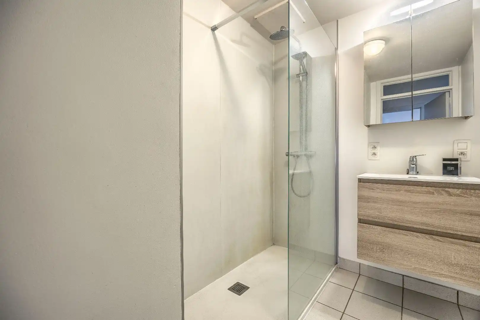 Instapklaar tweeslaapkamerappartement vlakbij de zeedijk. foto 11