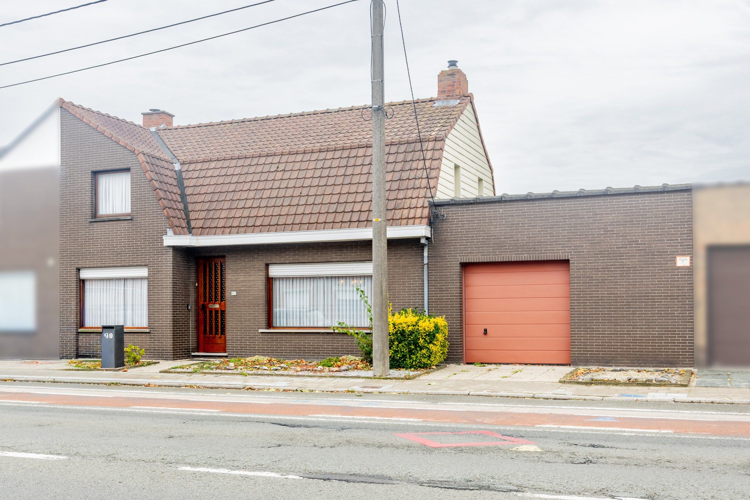 Hoofdfoto van de publicatie: Te renoveren woning met grote garage/werkplaats 