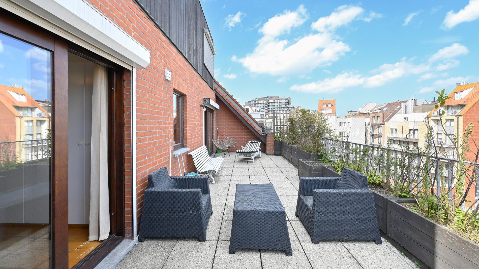 Ruim duplex dakappartement met uitzonderlijke terrassen, gelegen vlakbij de Zeedijk. Ruime box op GLV foto 9