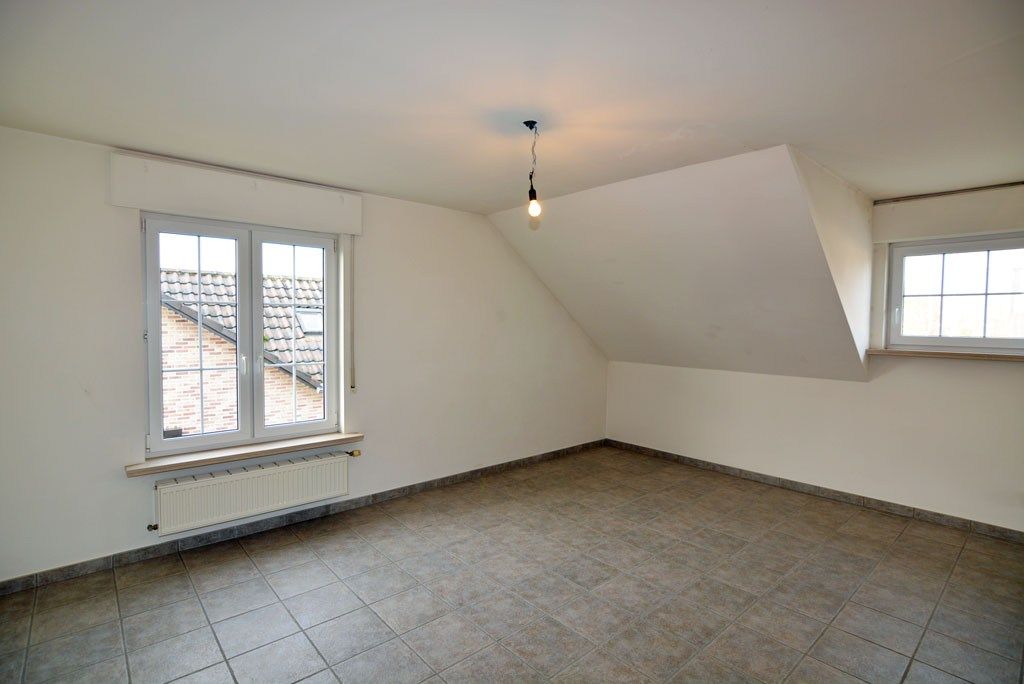 Vrijstaande woning met 4 slpks. en 2 bdks. op een perceel van 12a38ca. foto 25