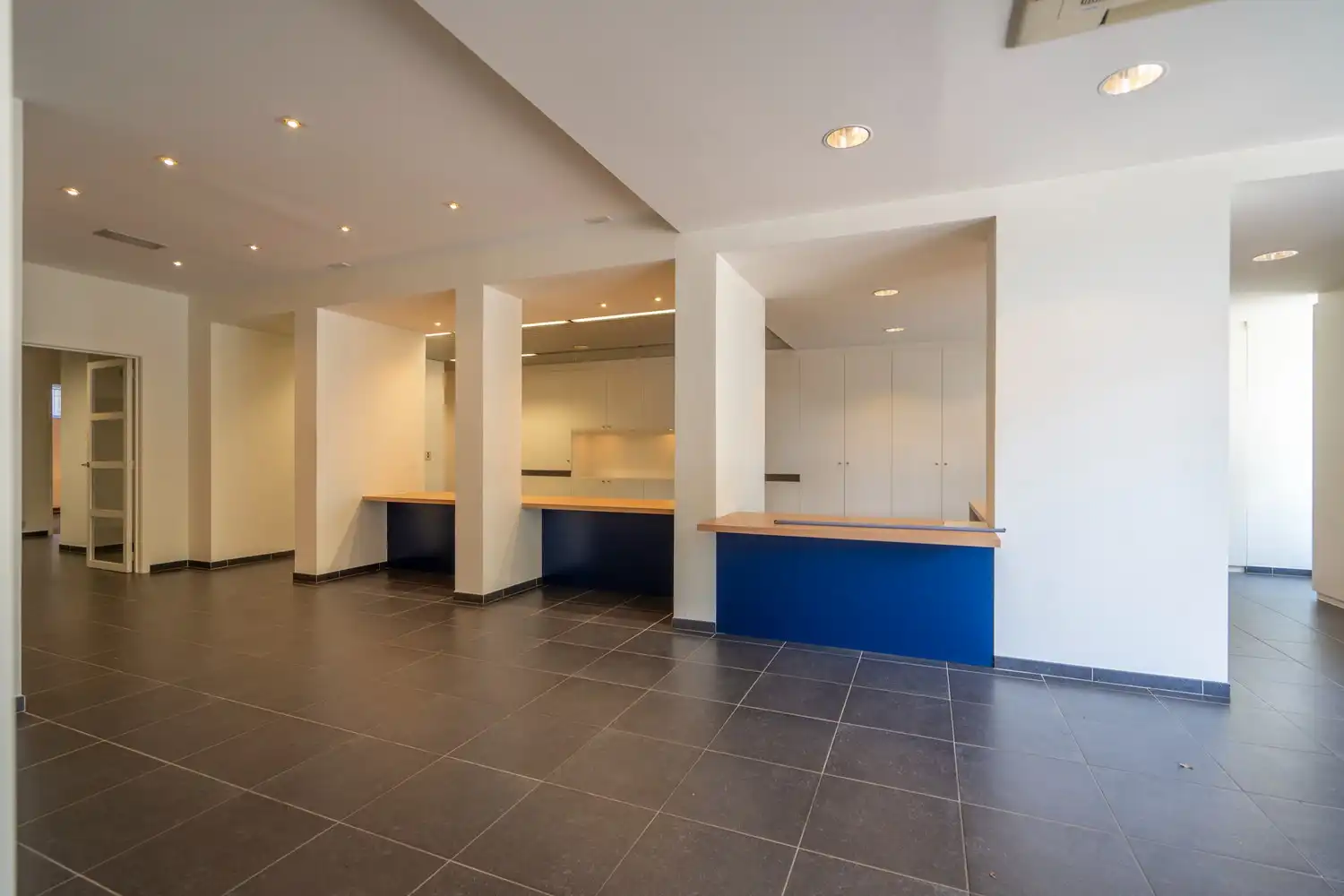 RUIME KANTOORRUIMTE 203 m² MET GARAGEBOX foto 2