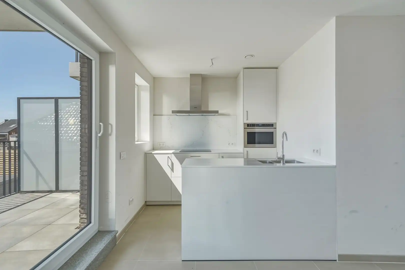 Modern nieuwbouwappartement met ruim terras en 2 slaapkamers in Westkerke foto 6