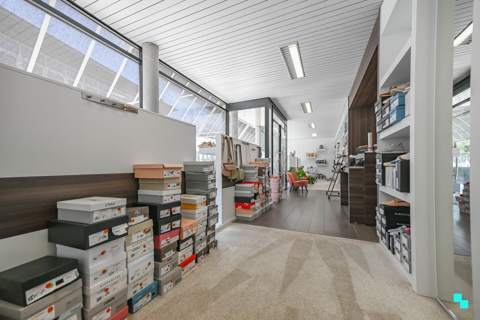 Centraal gelegen handelspand met etalage in hartje Lendelede foto 13