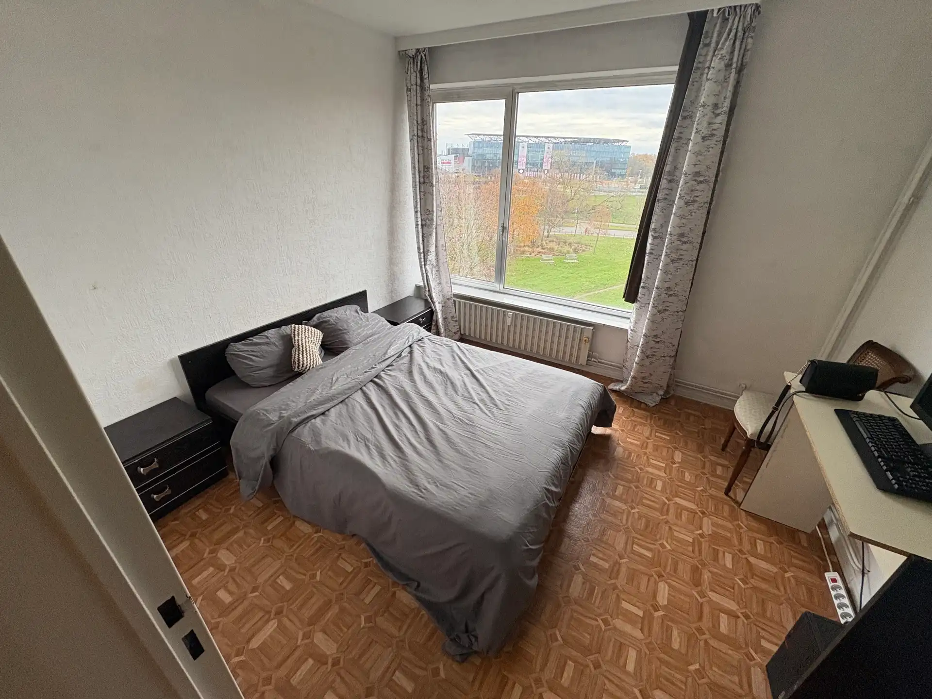 Appartement met 2 slaapkamers, terras en garagebox te huur! foto 6