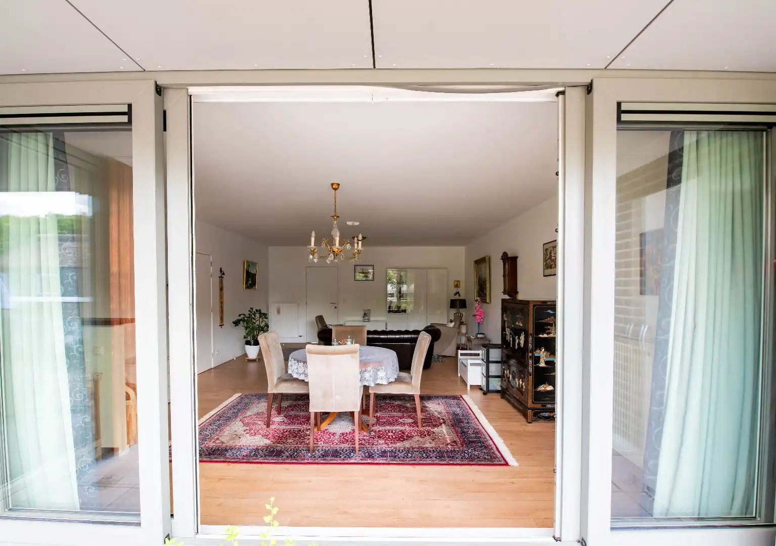 Modern appartement met terras en autostaanplaats foto 14