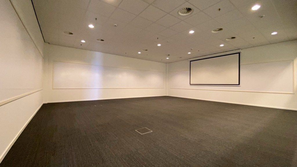 Instapklaar kantoor te huur nabij R8 in Kortrijk foto 10