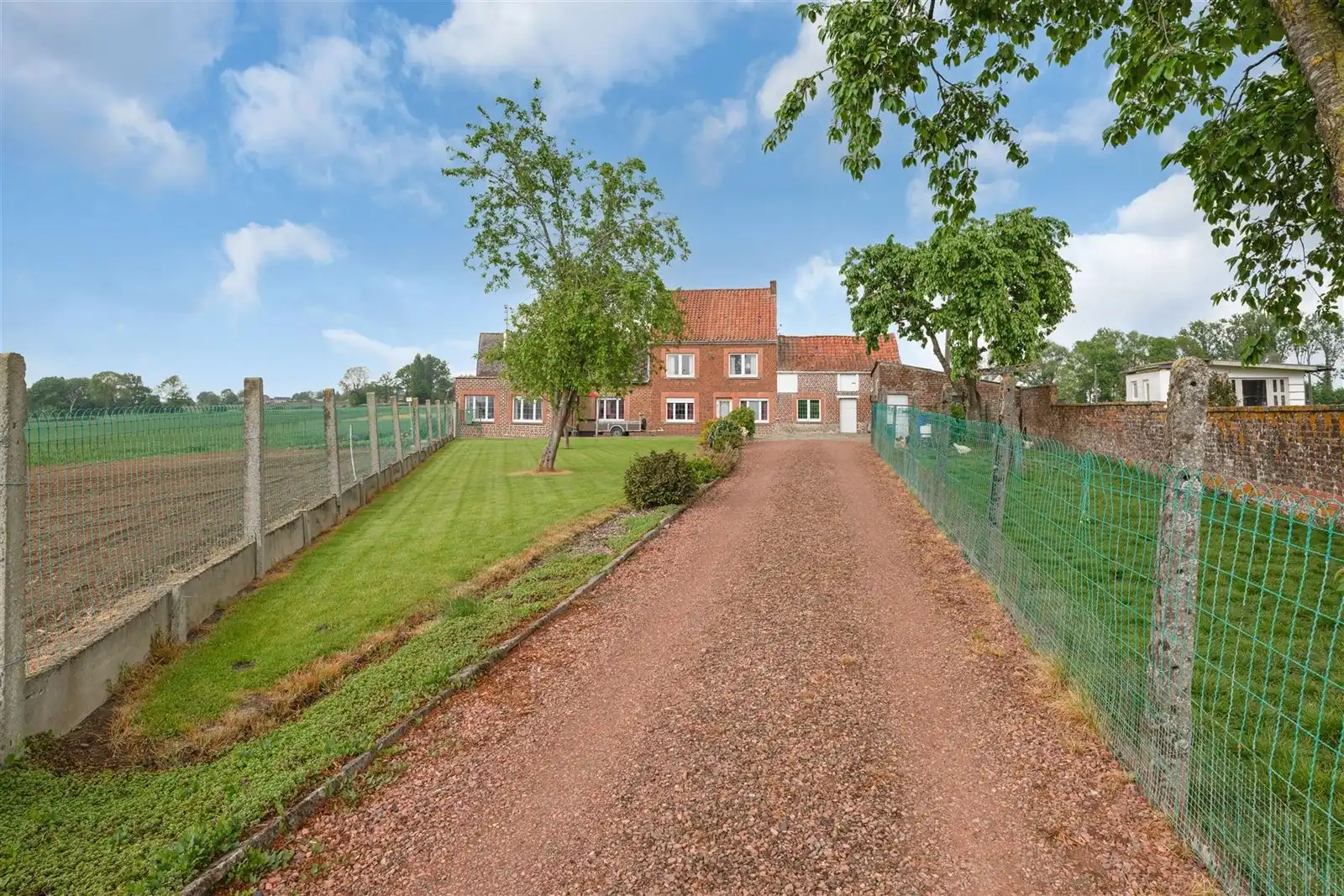 Allenstaande achterliggende te renoveren gezinswoning op 23are40 foto 2