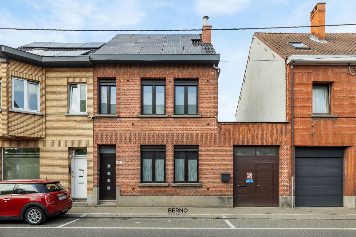 Ruime gerenoveerde gezinswoning met 3 slaapkamers en garage. foto {{pictureIndex}}