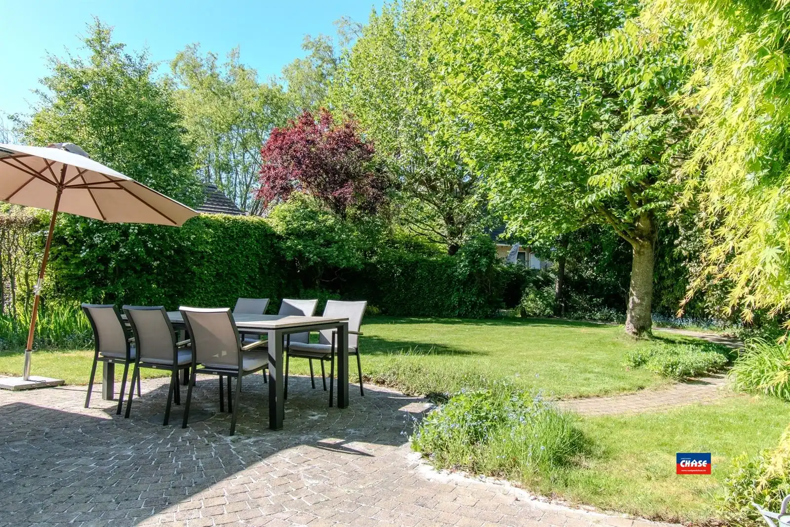 Villa met prachtige tuin in een doodlopende straat foto 7