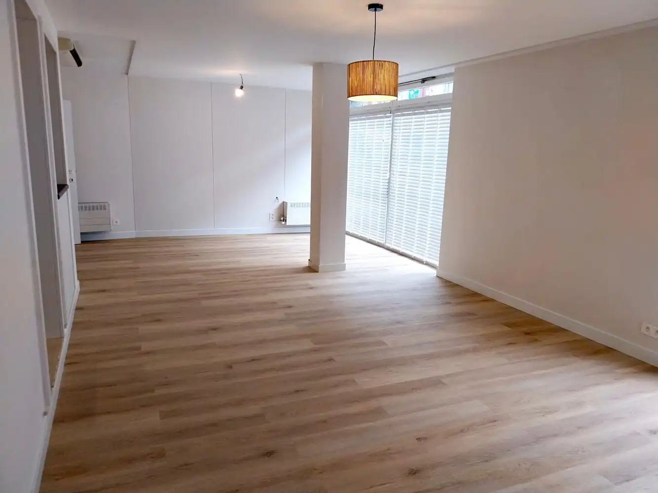 Luxe gelijkvloers appartement met grote tuin in Ruddervoorde foto {{pictureIndex}}