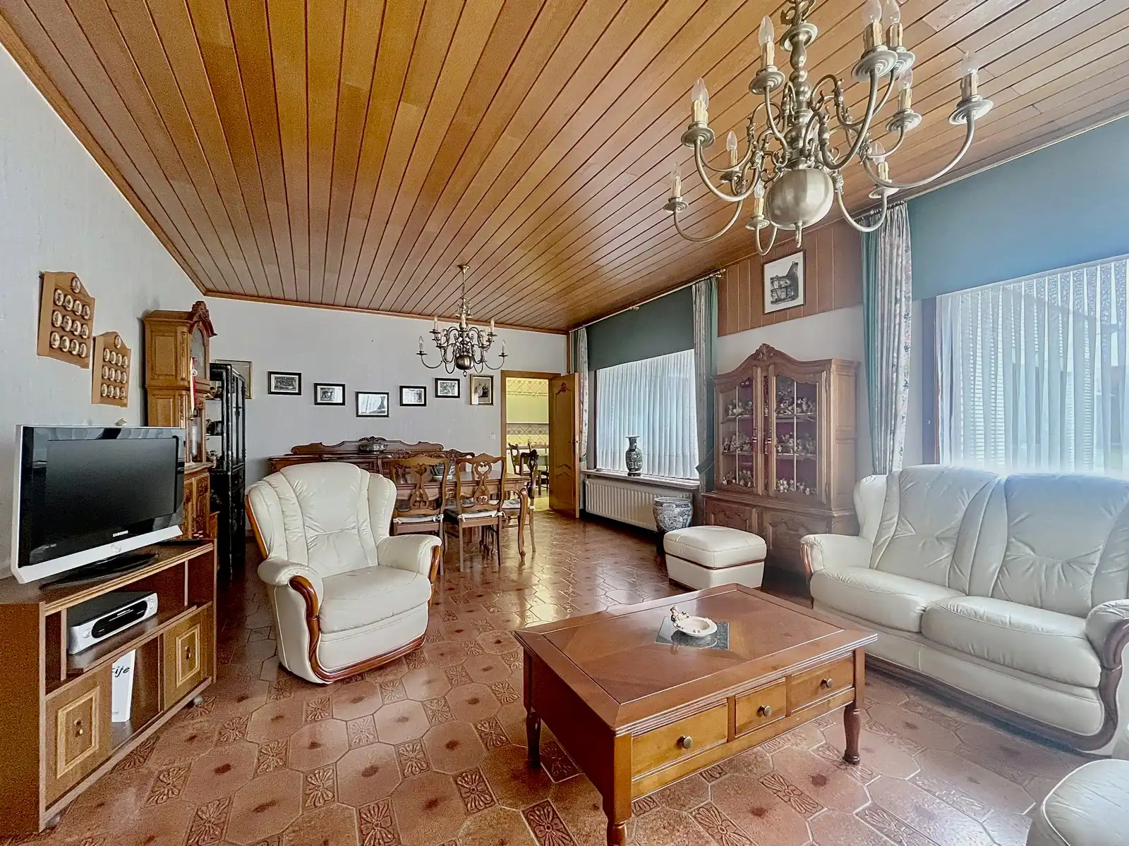 Rustig gelegen, halfopen Bungalow met véél potentieel! foto 3