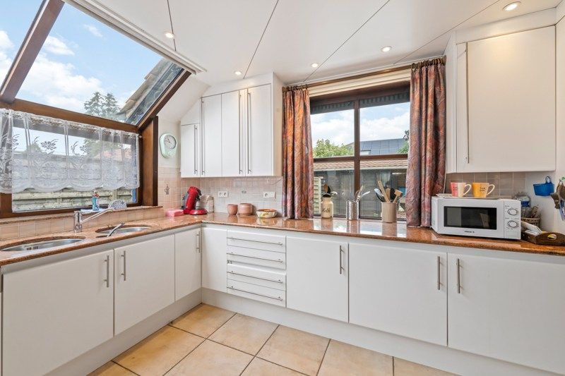 Charmante woning op hoekperceel van 551 ca met veel potentieel foto 5